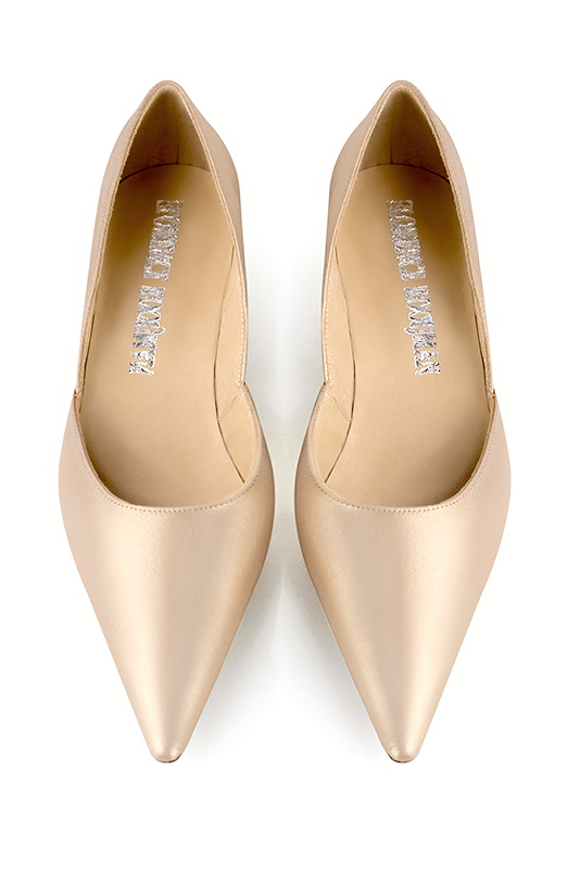 Gold women's open arch dress pumps. Pointed toe. Flat flare heels. Top view - Florence KOOIJMAN